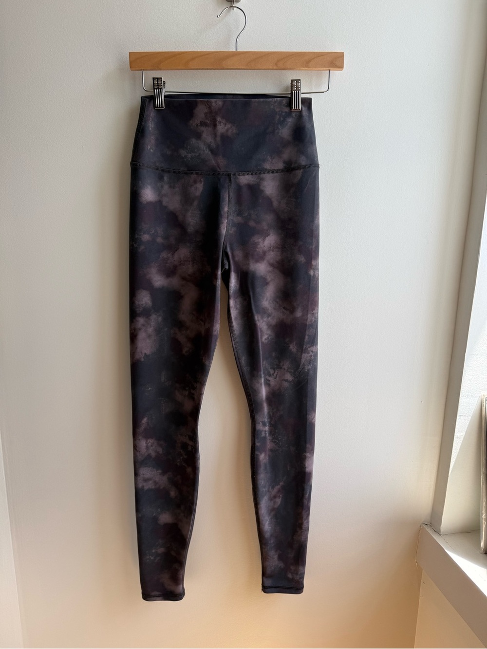 Alo Leggings in Black & Mauve